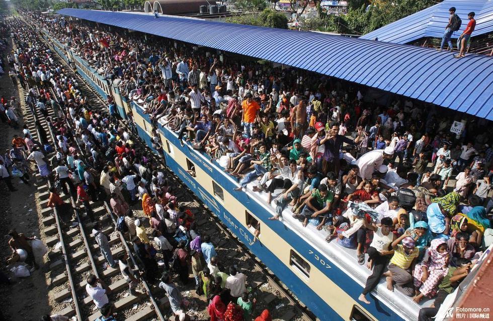 孟加拉国的火车是这样坐滴O(∩_∩)O~