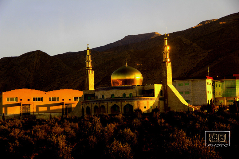 山区里的金色清真寺.jpg