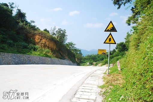 上去了就是很陡的下坡，这里稍微快了点，最高速度52KM，载了人，没敢放开。 ...