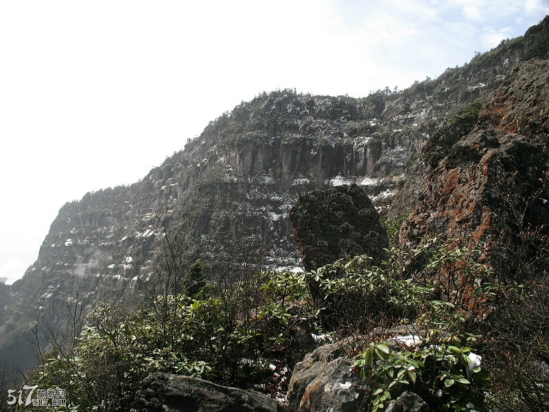 登到半山腰看多彩瓦山