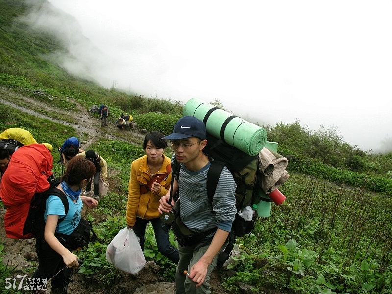 开始从大天池出发登瓦山