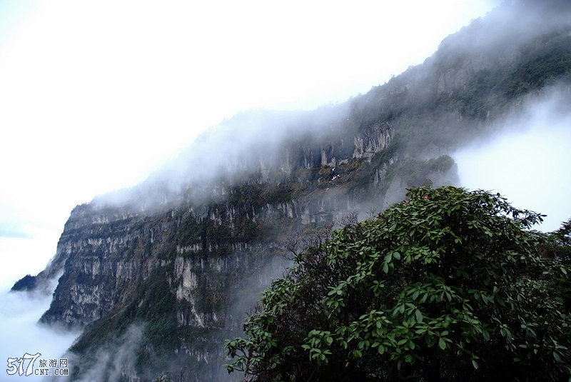 云海中的瓦山