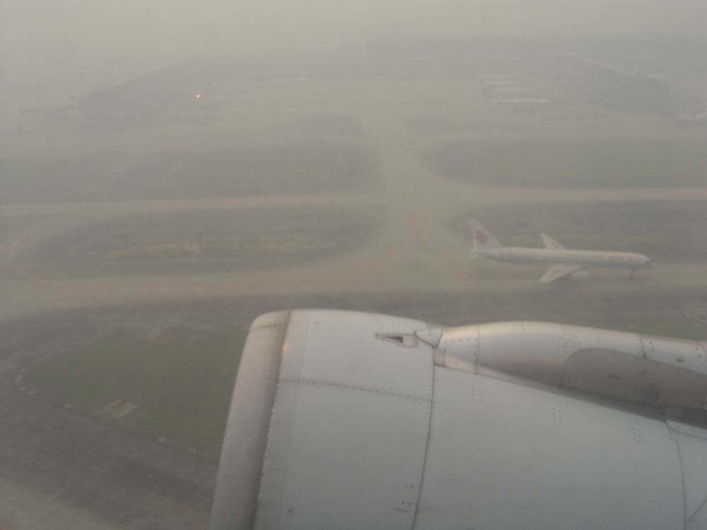 双流机场经常被看似薄雾罩着，其实是空气污染的结果