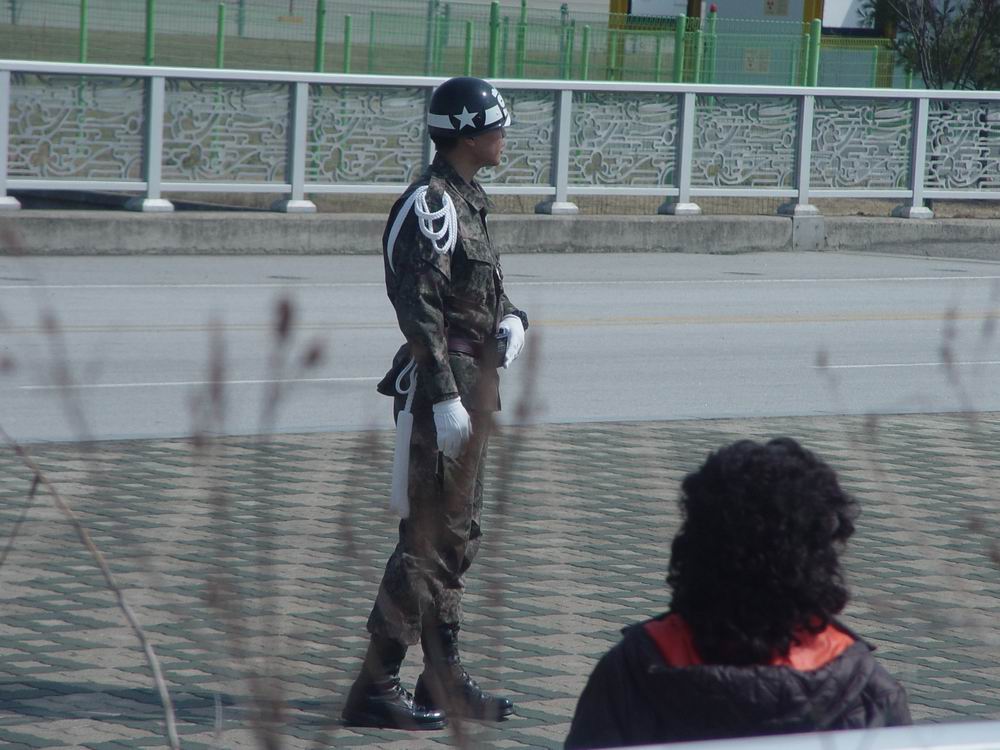 韩军纠察人员在组织人们上车