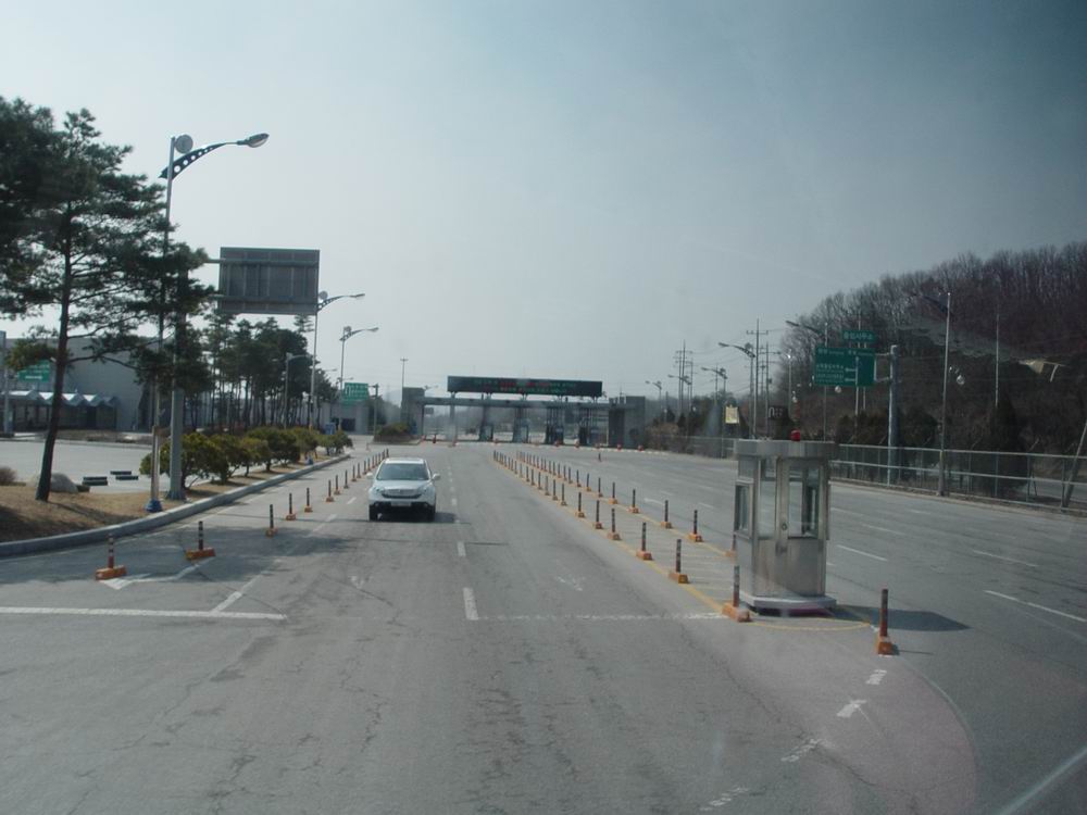 前往朝鲜开城工业园区的道路