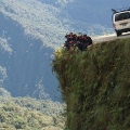 玻利维亚“死亡公路”闻名全球 每年300人丧命 ...