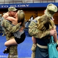 情不自禁：驻阿富汗美军回国与妻子激情拥吻 ...