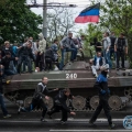 乌武装分子缴获乌克兰军队装甲运兵车 ...