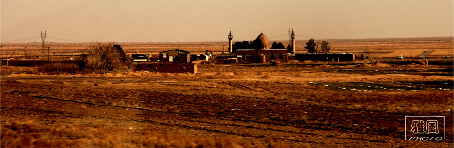大漠里的村庄.jpg