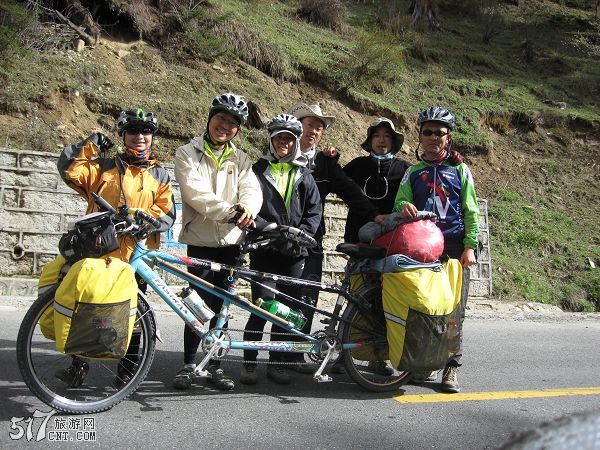 色季拉山上路碰到骑双人车的台湾情侣