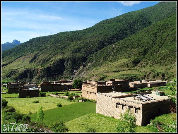 路边的藏式村寨