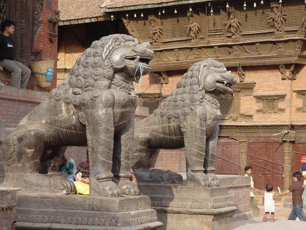 不知尼泊尔人立这两头张嘴狮子是为啥子？