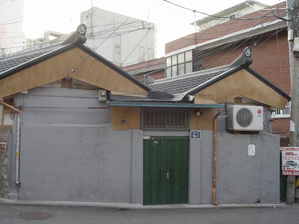 韩式民居，主人住前面的房屋，后面另开了一道门作为客栈大门