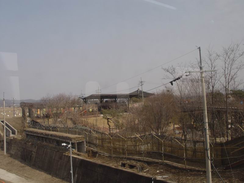 火车开出临津江站就进入了铁丝网阵