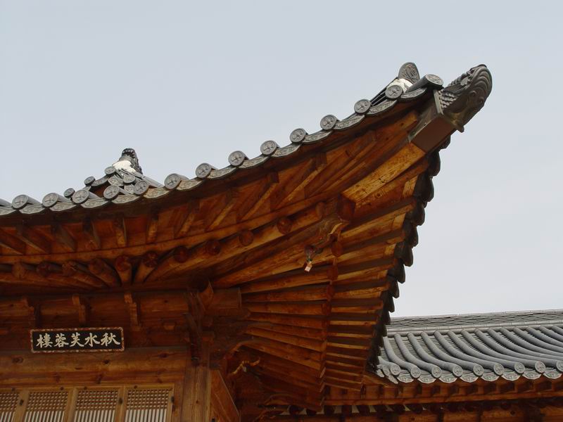 全部是穿斗式构架以柱承檩，这种建筑最早出现在汉武帝时代