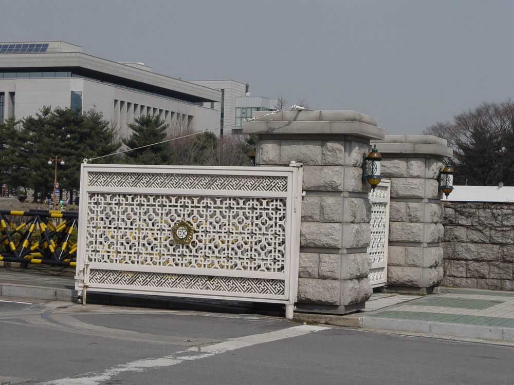 大门中间嵌套的韩国国会标志